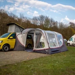 Vango Airbeam Vango Magra VW Low Awning (Shadow Grey) 15 Vango Airbeam Vango Magra VW Low Awning (Shadow Grey) -Pieces Cycliste Magasin 2021 vango lifestyle magra 11 1